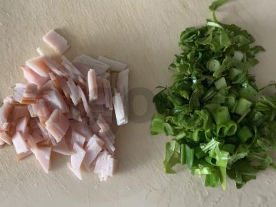 Salotas su karbonaidu ir aštriu padažu iš acidofilino Žingsnis 1