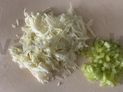 Salotas su karbonaidu ir aštriu padažu iš acidofilino Žingsnis 2