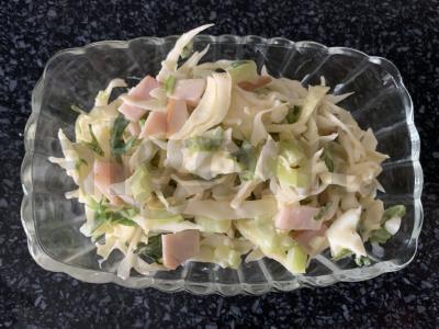 Salotas su karbonaidu ir aštriu padažu iš acidofilino pagrindine nuotrauka