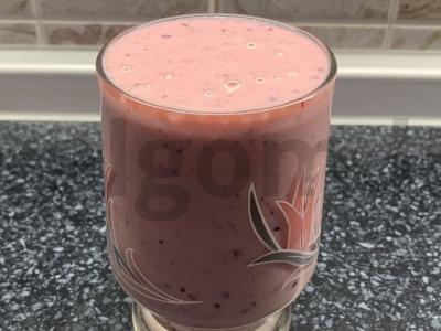 Kefyro, vyšnių, persikų, medaus ir sėklų kokteilis pagrindine nuotrauka