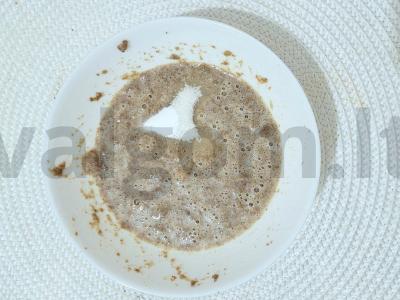 Naudingas blynelis iš avižų sėlenų su pomidoru ir sūriu Žingsnis 3