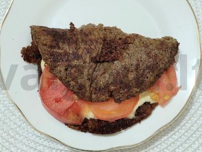 Naudingas blynelis iš avižų sėlenų su pomidoru ir sūriu pagrindine nuotrauka