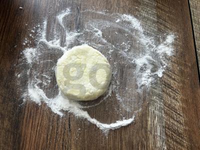 Sūrio pyragėliai iš lieso varškės su braškėmis Žingsnis 7