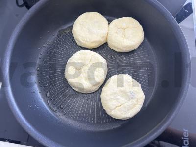 Sūrio pyragėliai iš lieso varškės su braškėmis Žingsnis 8