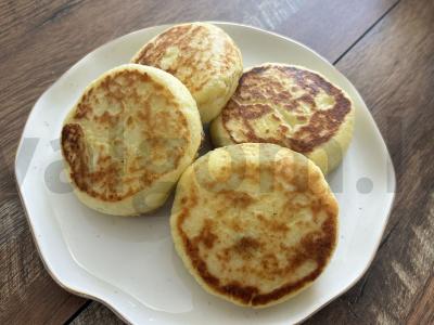 Sūrio pyragėliai iš lieso varškės su braškėmis pagrindine nuotrauka