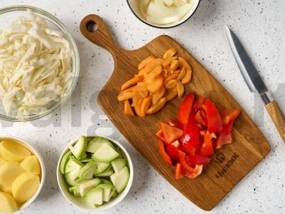 Daržovių troškinys su konservuota mėsa Žingsnis 1