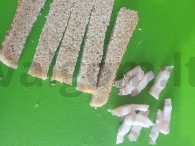 Minkšti skrudinti duonos gabaliukai su lašiniais ir kiaušiniu Žingsnis 1