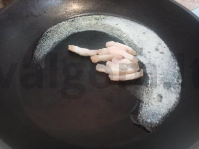 Minkšti skrudinti duonos gabaliukai su lašiniais ir kiaušiniu Žingsnis 2