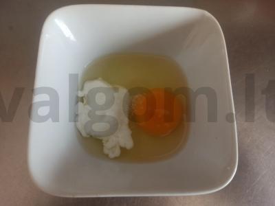 Minkšti skrudinti duonos gabaliukai su lašiniais ir kiaušiniu Žingsnis 3