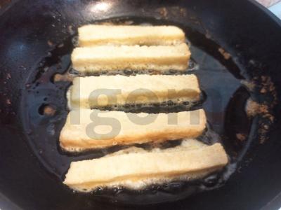 Minkšti skrudinti duonos gabaliukai su lašiniais ir kiaušiniu Žingsnis 5