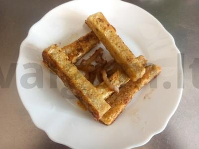 Minkšti skrudinti duonos gabaliukai su lašiniais ir kiaušiniu pagrindine nuotrauka