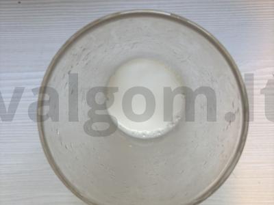 Braškių-bananų pieno kokteilis su granola Žingsnis 1