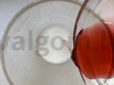 Braškių-bananų pieno kokteilis su granola Žingsnis 2