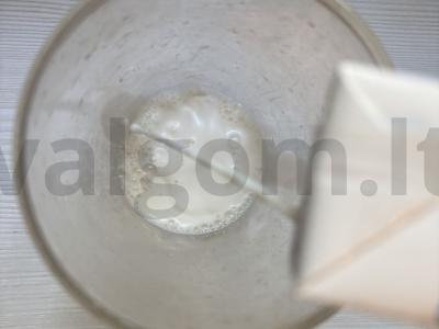 Braškių-bananų pieno kokteilis su granola Žingsnis 3