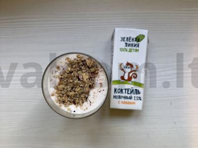 Braškių-bananų pieno kokteilis su granola pagrindine nuotrauka