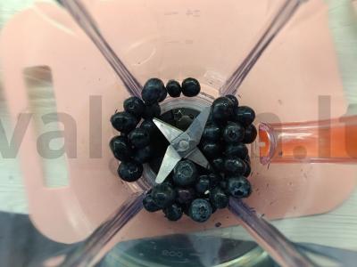 Pieninis kokteilis su mėlynėmis ir vyšnių sirupu Žingsnis 1