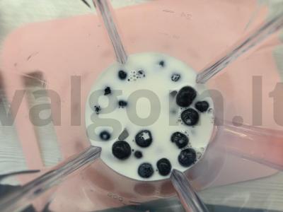 Pieninis kokteilis su mėlynėmis ir vyšnių sirupu Žingsnis 2