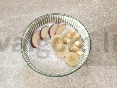 Avižinė košė su pienu, bananais ir obuoliais pagrindine nuotrauka