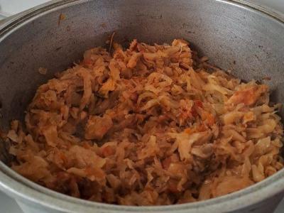 Troškinta kopūstai su rūkytomis vištienos pagrindine nuotrauka