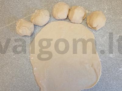 Čeburekai su voveraitėmis, sūriu ir pomidoru Žingsnis 3