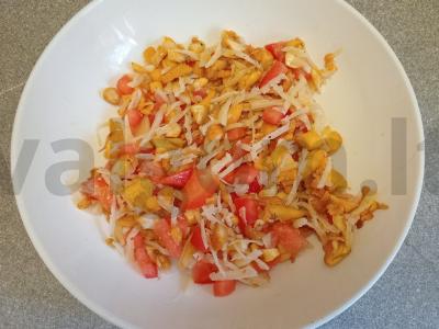 Čeburekai su voveraitėmis, sūriu ir pomidoru Žingsnis 7