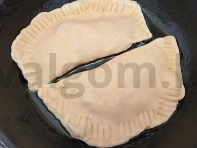 Čeburekai su voveraitėmis, sūriu ir pomidoru Žingsnis 10