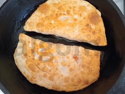 Čeburekai su voveraitėmis, sūriu ir pomidoru Žingsnis 11