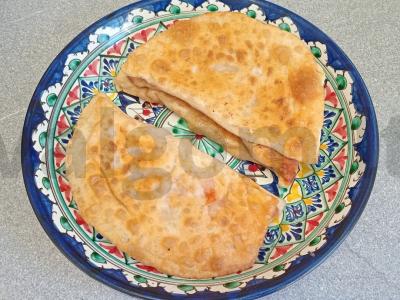 Čeburekai su voveraitėmis, sūriu ir pomidoru pagrindine nuotrauka