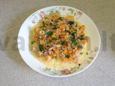 Kuskusas su faršu ir daržovėmis pietums pagrindine nuotrauka