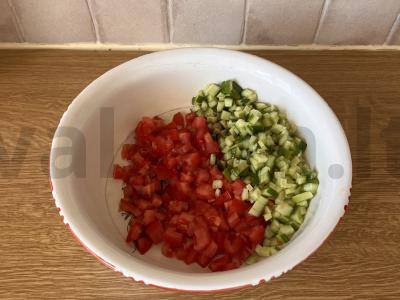 Pomidorų ir agurkų salsa salotos Žingsnis 1