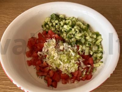 Pomidorų ir agurkų salsa salotos Žingsnis 2