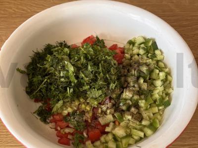 Pomidorų ir agurkų salsa salotos Žingsnis 3