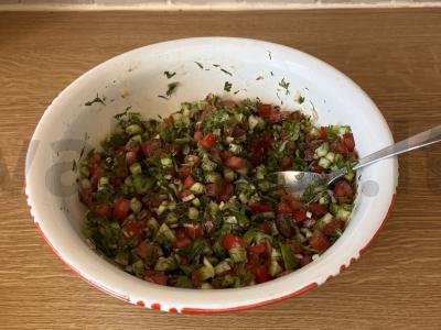 Pomidorų ir agurkų salsa salotos Žingsnis 4