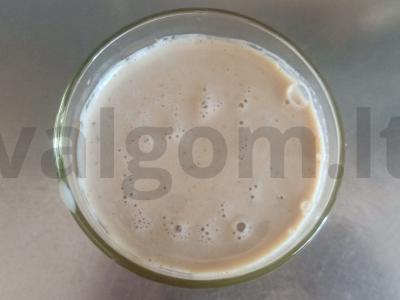 Greitas pieno kokteilis su uogiene ir cinamonu pagrindine nuotrauka