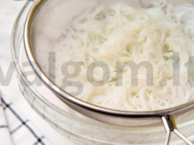 Funchos salotos su kukurūzais ir agurkais Žingsnis 2