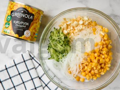 Funchos salotos su kukurūzais ir agurkais Žingsnis 3