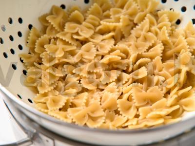 Makaronai su Briuselio kopūstu ir šonine Žingsnis 1