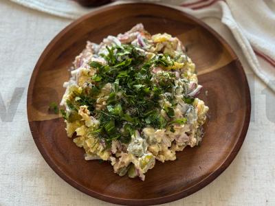 Šiltas salotas su bulvėmis ir bekonu pagrindine nuotrauka