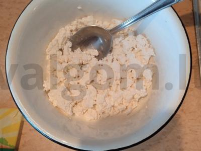 Patingėlių pyragėliai su kiaušiniais ir žolelėmis Žingsnis 1