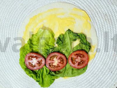 Tortilija su sūrio padažu, vištiena ir pomidoru Žingsnis 4