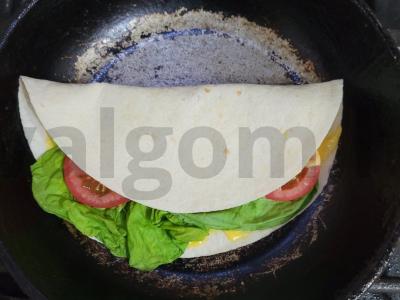 Tortilija su sūrio padažu, vištiena ir pomidoru Žingsnis 6