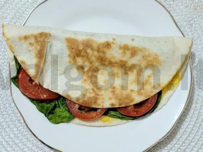 Tortilija su sūrio padažu, vištiena ir pomidoru pagrindine nuotrauka