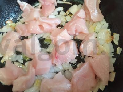 Juliens su pievagrybiais, voveraitėmis ir vištienos krūtinėle Žingsnis 3