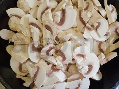 Juliens su pievagrybiais, voveraitėmis ir vištienos krūtinėle Žingsnis 5