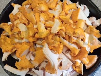 Juliens su pievagrybiais, voveraitėmis ir vištienos krūtinėle Žingsnis 6