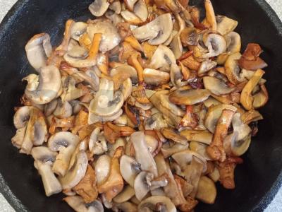 Juliens su pievagrybiais, voveraitėmis ir vištienos krūtinėle Žingsnis 7