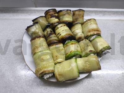 Baklažanų ir cukinijų ritinėliai su varške ir riešutais Žingsnis 6