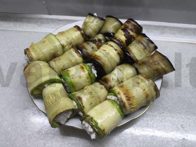 Baklažanų ir cukinijų ritinėliai su varške ir riešutais pagrindine nuotrauka