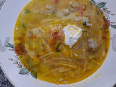 Sriuba su kiaulienos kukuliais pietums pagrindine nuotrauka