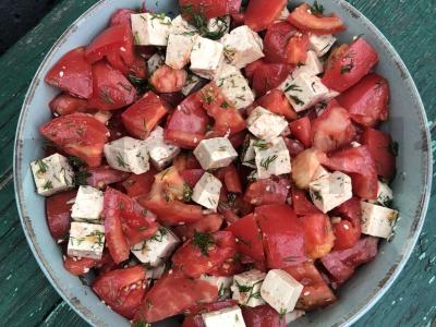 Tofu salotos su pomidorais pagrindine nuotrauka